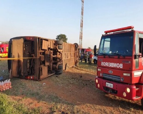 Ônibus que saiu de Corumbá tomba e mata duas pessoas em rodovia Diário X