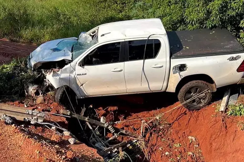 Motorista Perde Controle Caminhonete Cai Em Vala E Duas Pessoas Ficam