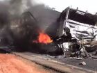 Colisão e incêndio envolvendo carretas em Eldorado fecha rodovia 