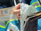 Gari encontra carteira de iraniano no lixo e procura dono: 'o que não é meu, não faz bem pra mim'