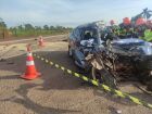 Casal morre após carro bater em carreta na BR-163