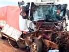 Passageiro morre preso às ferragens de cabine em acidente envolvendo caminhões na BR-163 