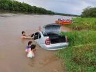 Perdido na cidade, motorista cai com carro no Rio Taquari em Coxim 