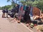 Caminhão tomba na BR-163 em Coxim com 35 toneladas de melancia e carga é doada
