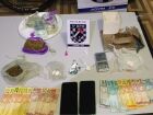 Polícia Militar prende jovens em flagrante por tráfico e apreende drogas e dinheiro em Sonora
