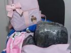 Mulher é presa com tabletes de drogas dentro da bolsa da filha de 6 meses