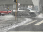 Chuva cai com espuma branca em Campo Grande; Entenda o fenômeno