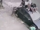 Crianças sobem em carro para se defender de ataque de Pitbull 
