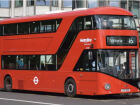 Ônibus de dois andares com alunos do ensino médio cai em rio na Inglaterra