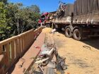 Caminhão quase cai de ponte após batida na BR-163 perto do perímetro urbano de Sonora 