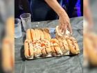 Competidor vence batalha de cachorro-quente após comer 8 lanches em 5 minutos