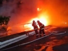 Incêndio em 2 ônibus empenha 10 bombeiros, 5 viaturas e 30 mil litros d'água em MS