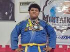 Em Coxim, mãe vendeu até as férias para manter filho no judô e agora busca ajuda para levá-lo ao Campeonato Brasileiro