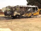 Dois ônibus escolares são incendiados em frente ao prédio de Prefeitura em MS 