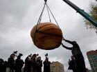 Abóbora gigante de quase 1 tonelada é erguida por guindaste em festival 