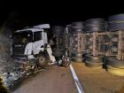 Entre Coxim e Rio Verde, caminhão tenta ultrapassagem, bate em paredão e espalha diesel na BR-163