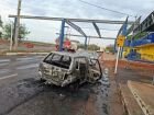Inconformados, jovens incendeiam carro apreendido em frente à base da PRF em MS 