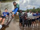 História de pescador? Adolescente fisga peixe maior que o próprio tamanho durante pescaria em MS