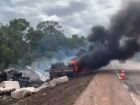 Carreta pega fogo após acidente e chamas altas assustam condutores na BR-163 entre Coxim e Sonora