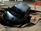 Carro cai em cratera aberta após forte chuva em Coxim 