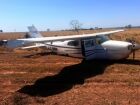 Avião interceptado pela FAB pousa em área de pastagem a 65 km de São Gabriel do Oeste