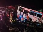Em São Gabriel do Oeste, ônibus é lançado para fora da BR-163 ao bater com carreta-cegonha