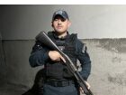 Filha de soldado morto com tiro de fuzil se desespera ao saber da morte do pai em Corumbá