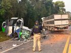 Acidente entre micro-ônibus da secretaria de Saúde e carreta deixa 23 mortos e cinco feridos no Paraná