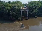 Ponte desmorona, caminhão cai e motorista morre no Rio Taquari em Coxim 