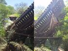 Ponte de madeira desaba durante passagem de caminhão com gado em área rural de MS