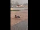 Chuva alaga ruas em Rio Verde e homem aproveita enxurrada para fazer 