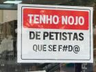 Página de loja anti-PT sai do ar e dono toma decisão sobre placa na porta: 'Não vou tirar a placa'