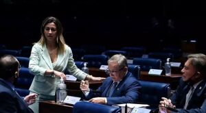 Salário mínimo de R$ 1.212 é confirmado no Senado sob críticas de parlamentares