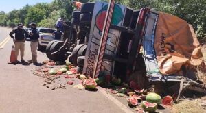 Caminhão tomba na BR-163 em Coxim com 35 toneladas de melancia e carga é doada