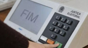 Eleitor &eacute; detido ap&oacute;s tirar foto e postar imagem da urna enquanto votava em MS