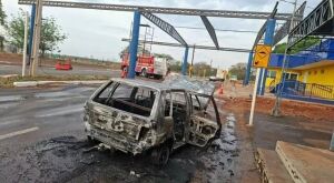 Inconformados, jovens incendeiam carro apreendido em frente à base da PRF em MS 