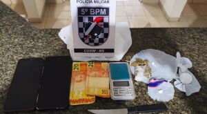 Pol&iacute;cia Militar em Coxim prende homem por tr&aacute;fico de drogas 