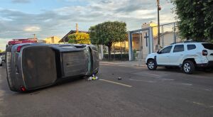 Ve&iacute;culo capota ao desviar de patinete el&eacute;trico em avenida de Coxim