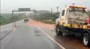   Chuvas causam pontos de alagamento na BR-163 e &aacute;gua invade pista em S&atilde;o Gabriel do Oeste 