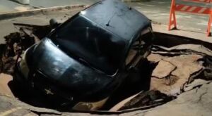 Carro cai em cratera aberta ap&oacute;s forte chuva em Coxim 