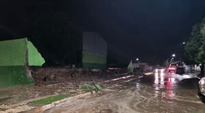 Muro lateral da Escola Estadual Silvio Ferreira no centro de Coxim, desaba totalmente. Veja o v&iacute;deo  
