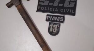 Homem &eacute; preso ap&oacute;s tentar matar a esposa com golpes de martelo na cabe&ccedil;a em frente a filha em MS