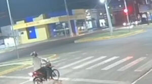 Motociclista parado em sem&aacute;foro &eacute; atropelado e suspeito foge em MS