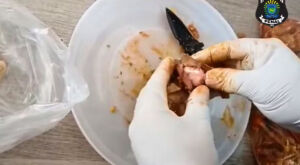 Av&oacute; &eacute; presa ao levar coca&iacute;na escondida em carne de panela a neto em pres&iacute;dio de MS
