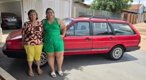 Advogada de MS compra r&eacute;plica do carro da m&atilde;e ap&oacute;s 31 anos e causa emo&ccedil;&atilde;o na fam&iacute;lia e amigas