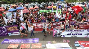 "Parem de nos matar": exigem mulheres no 8 de mar&ccedil;o 