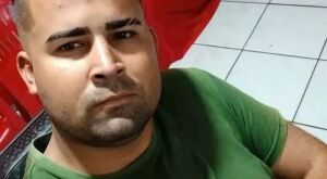 Em Coxim, homem de capacete invade casa, escala parede e executa rapaz a tiros