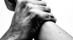 Ex-marido invade casa, agride mulher, rasga medida protetiva e a enfia na boca da v&iacute;tima em MS