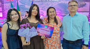 Vereadora L&uacute;cia da AAVC homenageia Eliane Lopes com Mo&ccedil;&atilde;o de Congratula&ccedil;&atilde;o em sess&atilde;o solene pelo Dia Internacional da Mulher