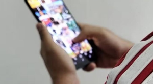 Mulher leva celular para conserto e descobre que t&eacute;cnico compartilhou v&iacute;deo &iacute;ntimo